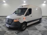 la camionnette blanche est garée sur un sol en damier dans le garage