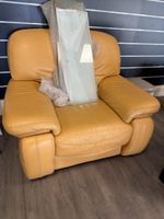 Fauteuil en cuir ocre, assise et dossier généreusement garni…