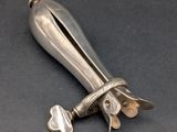 un couteau ancien en argent, avec un manche en métal sur un fond noir