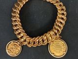 un gros plan d'un bracelet en or orné de deux pièces