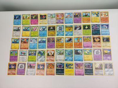 une photo d'une collection de cartes Pokémon accrochée au mur