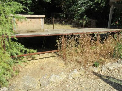 un banc posé au milieu d'un champ de terre battue