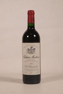 une bouteille de vin posée sur une table