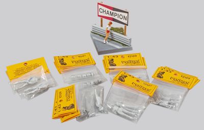 une pile de paquets de cigarettes posés sur une table