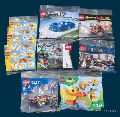 un tas de legos posés sur une table