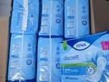 six paquets de dix rouleaux de papier toilette jetable dans une boîte en carton