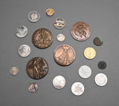 a lot of coins that are on the table