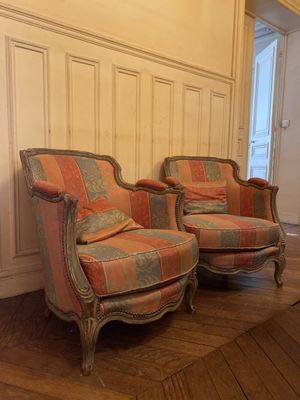 deux chaises posées dans un coin de la pièce