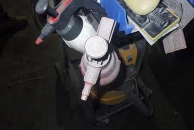 un scooter sur lequel sont empilés de nombreux objets