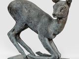une image représentant une statue de cerf posée sur un socle en marbre