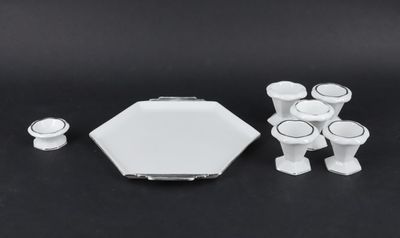 un groupe de petits objets blancs posés sur une table noire