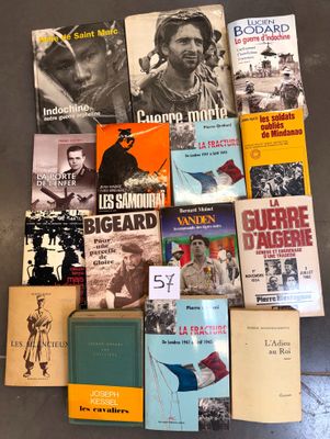 plusieurs livres sont empilés sur une table