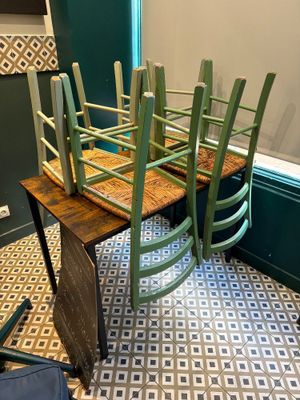 quatre chaises posées sur une table dans une pièce