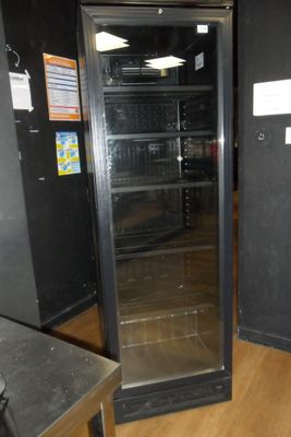 une photo d'un réfrigérateur à porte vitrée dans une cuisine