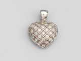un pendentif en forme de cœur en diamant sur fond blanc