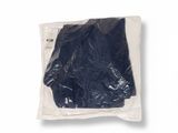 un sac en plastique noir posé sur une surface blanche