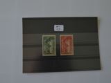 une photo d'une photo représentant deux timbres accrochés au mur