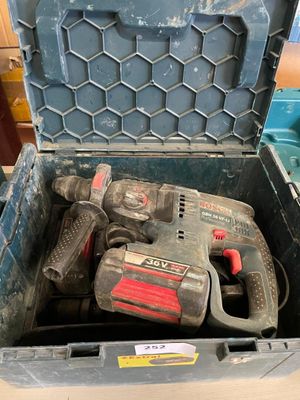 une boîte à outils contenant une perceuse et un marteau