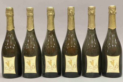 six bouteilles de champagne sont alignées