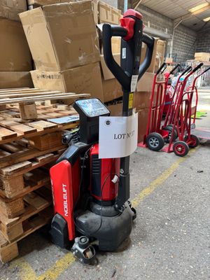 une photo montrant de nombreuses palettes et cartons dans un entrepôt