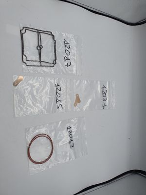 une photo d'un mur sur lequel sont accrochés de nombreux objets divers
