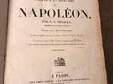 un livre ouvert sur une table