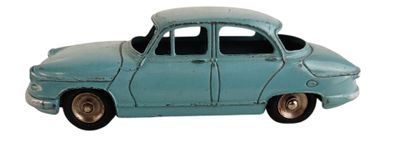 une petite voiture bleue posée sur une surface blanche