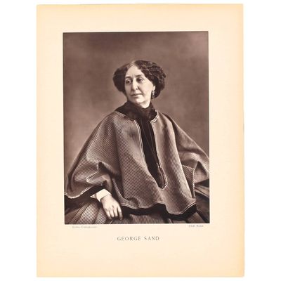 une vieille photo en noir et blanc représentant une femme vêtue d'une cape