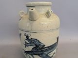 un vase bleu et blanc avec un oiseau dessus
