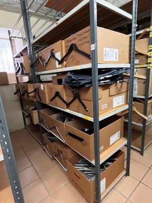 de nombreuses boîtes sur les étagères de la pièce