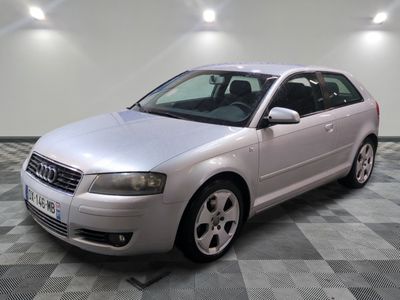 la photo d'une voiture argentée garée dans un garage