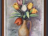 un tableau représentant un vase contenant des tulipes