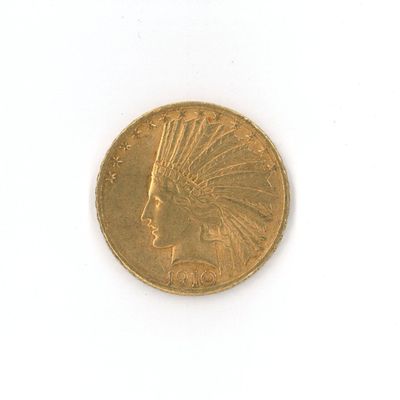 une pièce d'or sur une surface blanche avec un fond blanc