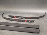 une paire de skis posée sur une table