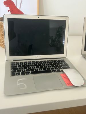 deux ordinateurs portables posés sur une table blanche