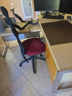 un bureau avec une chaise et un ordinateur dessus