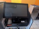 un petit écran posé sur un bureau