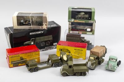 une grande quantité de véhicules militaires et de camions miniatures dans une boîte