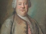 portrait d'un homme vêtu d'un manteau marron et d'une chemise rose