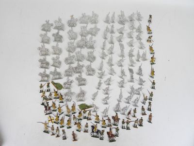 beaucoup de petites figurines qui se trouvent sur la table