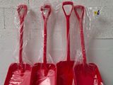 quatre pelles en plastique rouges posées sur une table blanche