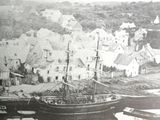 une photo en noir et blanc d'un bateau dans l'eau