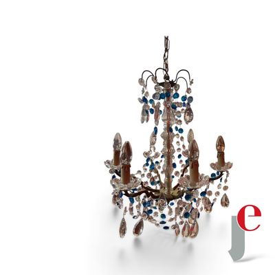 une image représentant un lustre orné de cristaux bleus et blancs