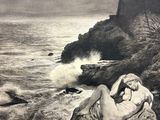 une photo en noir et blanc d'une femme allongée sur une chaise au bord de la mer