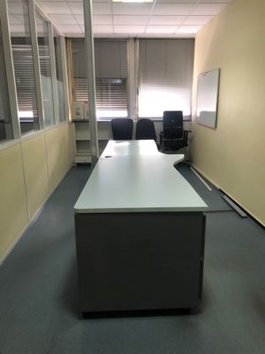 un bureau vide avec un bureau et des chaises à l'intérieur