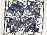 une image représentant un foulard carré sur lequel se trouvent plusieurs fils électriques
