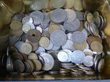 beaucoup de pièces de monnaie dans un récipient en métal posé sur la table