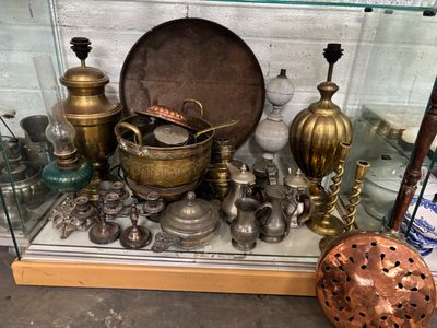 une vitrine contenant de nombreux objets anciens