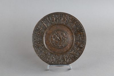 une image représentant une plaque métallique ornée d'un motif