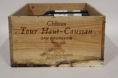 une boîte en bois avec une bouteille de vin à l'intérieur